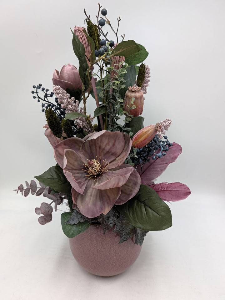 Gesteck Magnolie Beeren Federn altrosa blau in Keramikvase – Ansicht 3