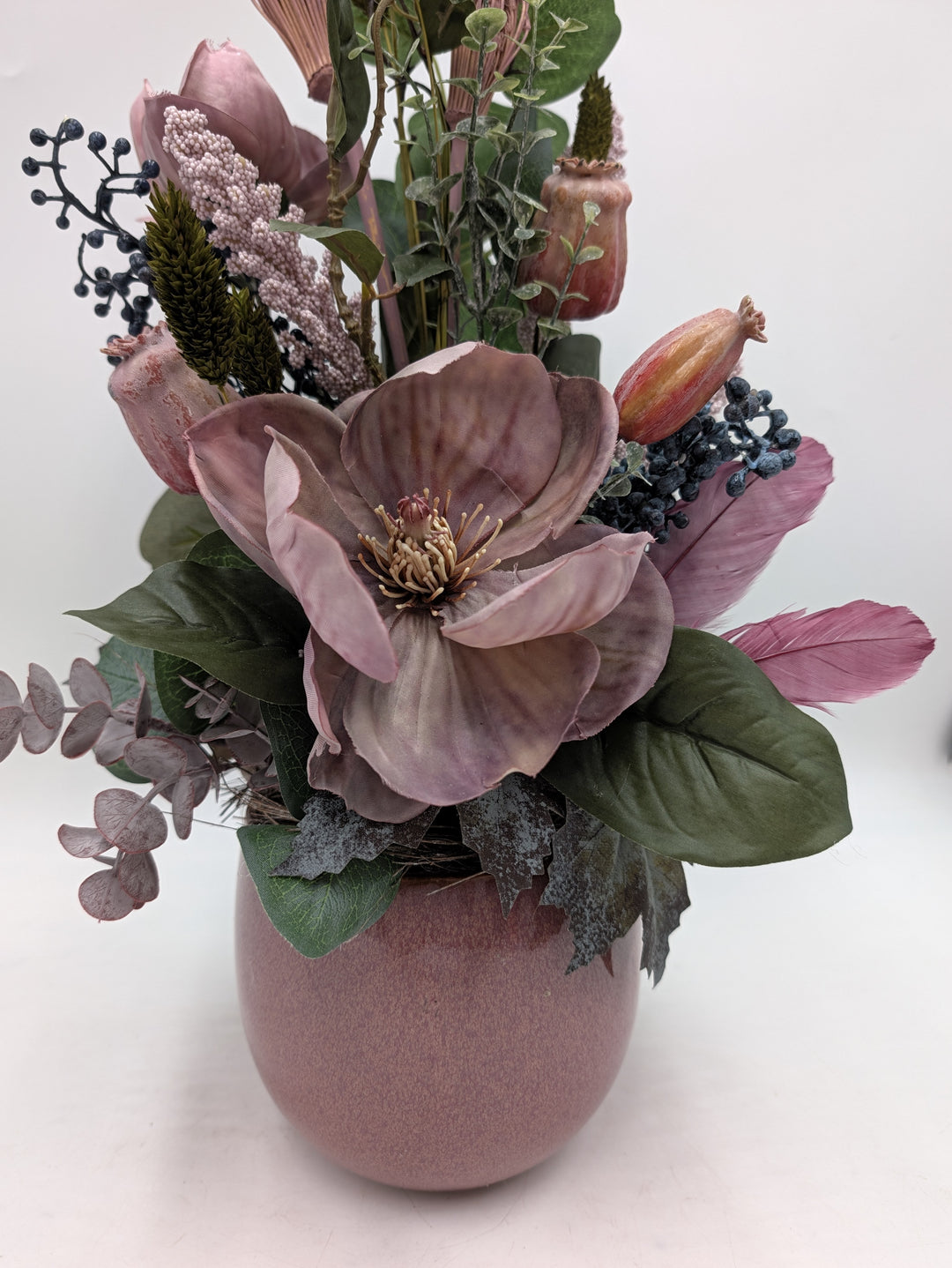 Gesteck Magnolie Beeren Federn altrosa blau in Keramikvase – Ansicht 4