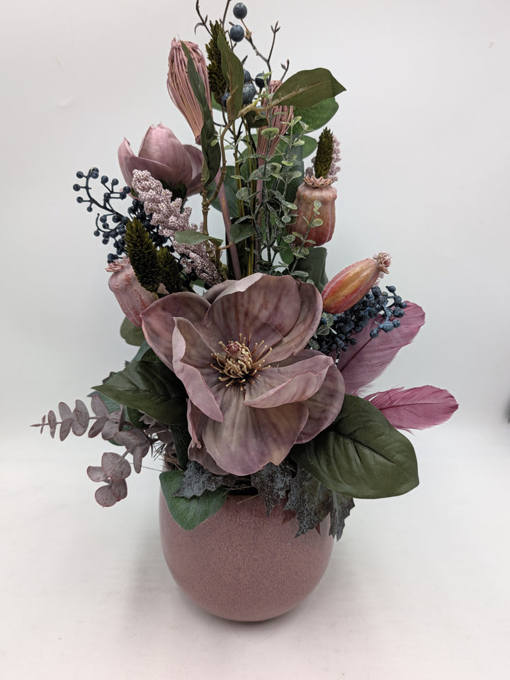 Gesteck Magnolie Beeren Federn altrosa blau in Keramikvase – Ansicht 5