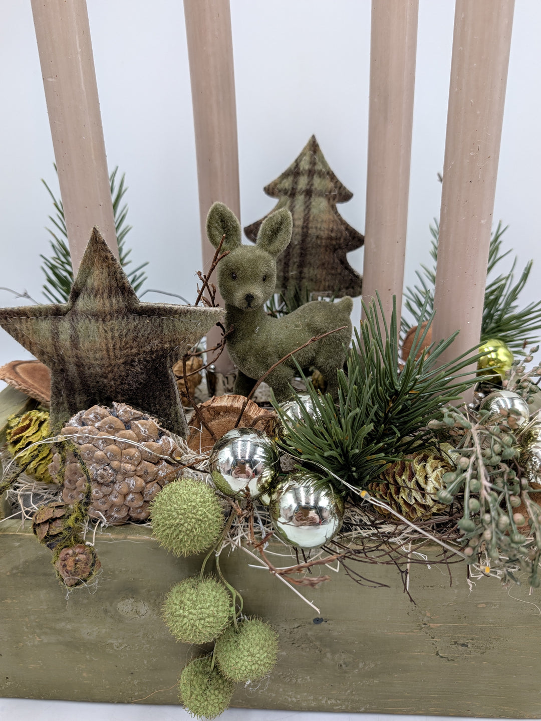 Adventsgesteck Holzkasten Reh Stern Zapfen grün creme – Ansicht 3