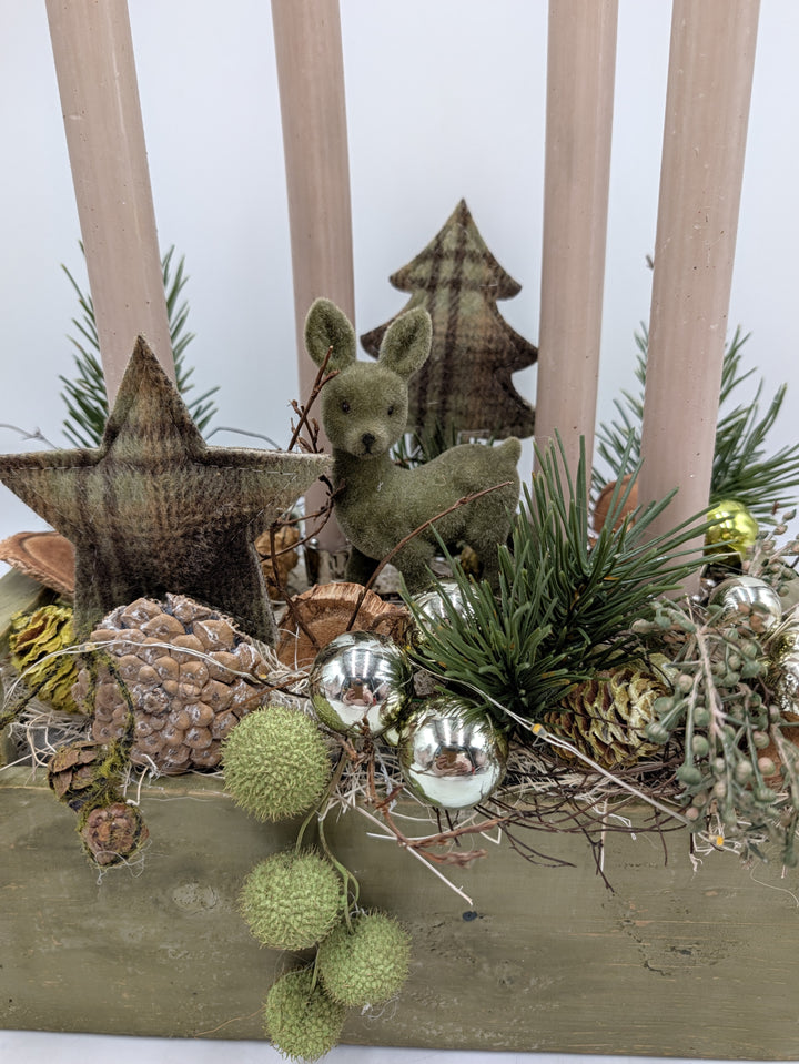 Adventsgesteck Holzkasten Reh Stern Zapfen grün creme – Ansicht 3