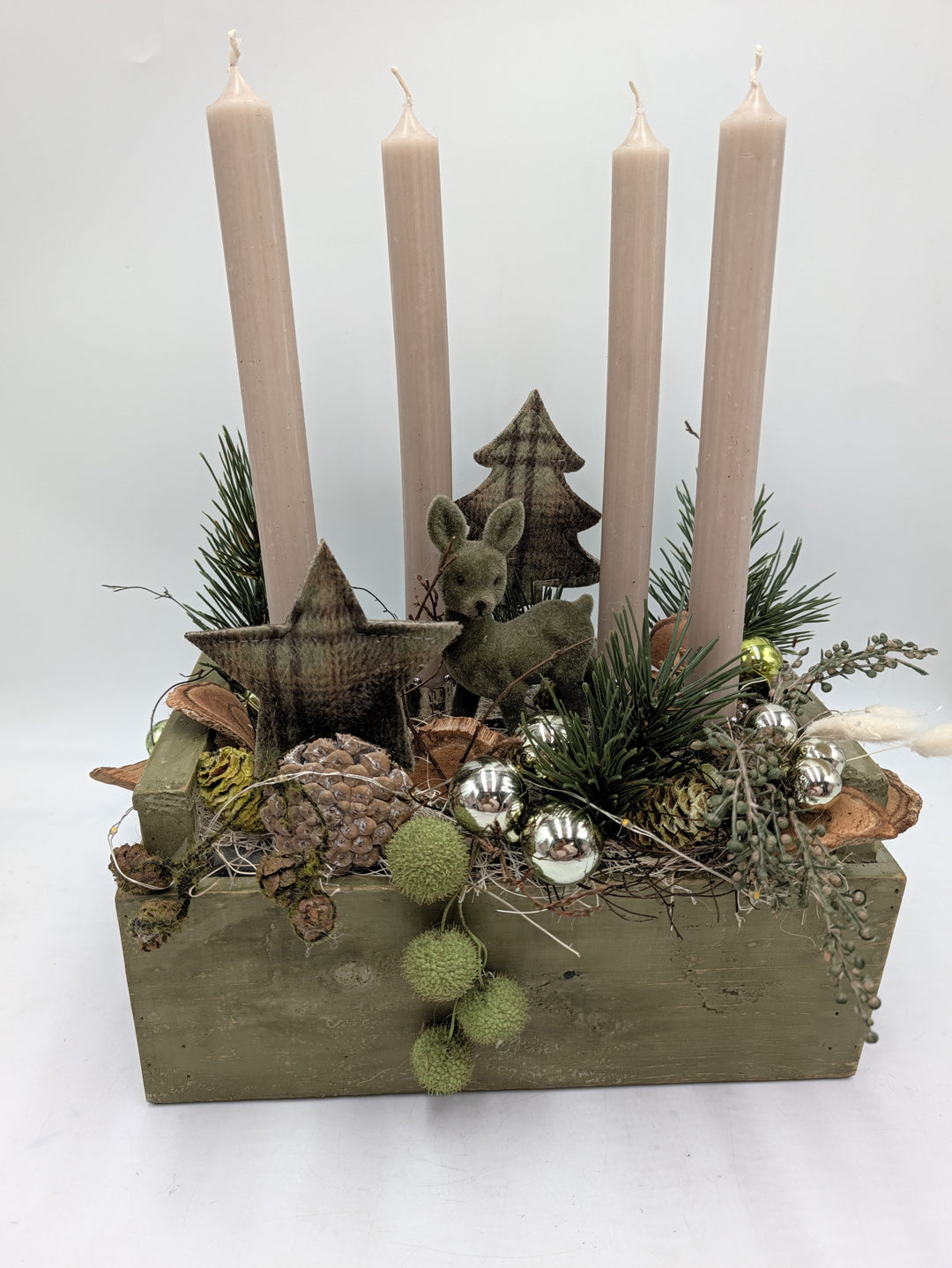 Adventsgesteck Holzkasten Reh Stern Zapfen grün creme – Ansicht 4