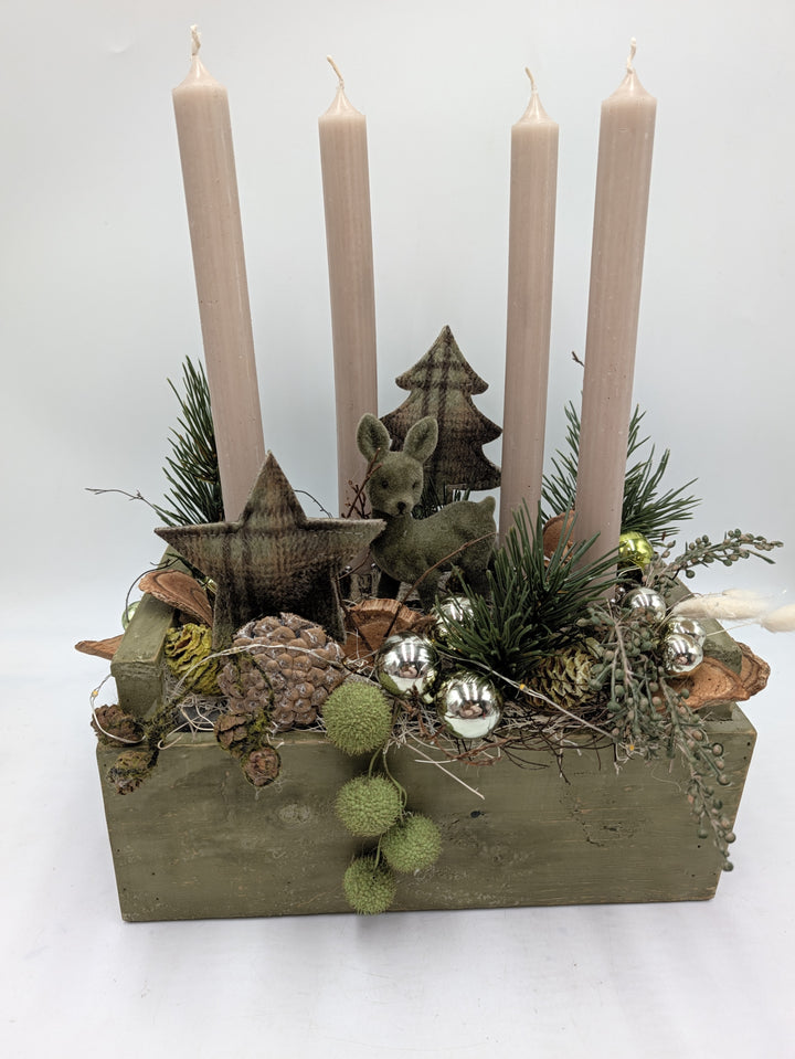 Adventsgesteck Holzkasten Reh Stern Zapfen grün creme – Ansicht 4