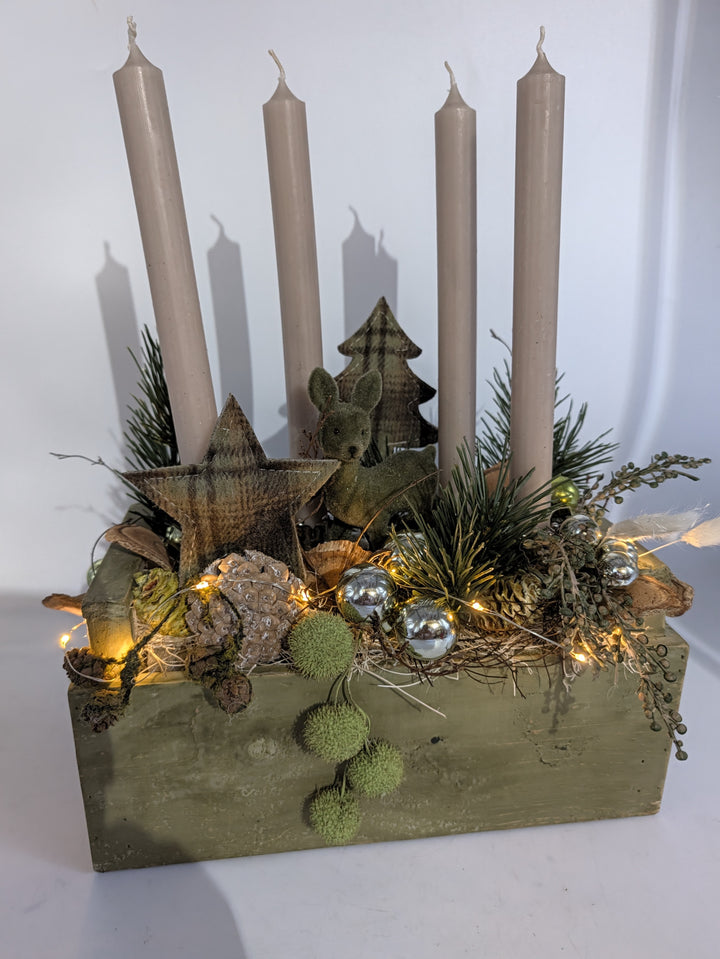 Adventsgesteck Holzkasten Reh Stern Zapfen grün creme – Ansicht 5