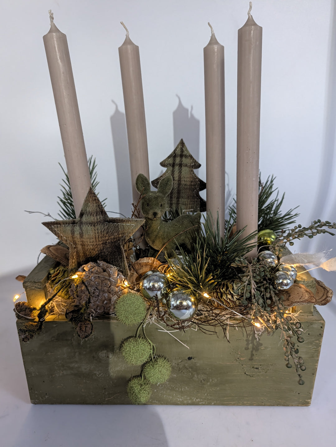 Adventsgesteck Holzkasten Reh Stern Zapfen grün creme – Ansicht 6