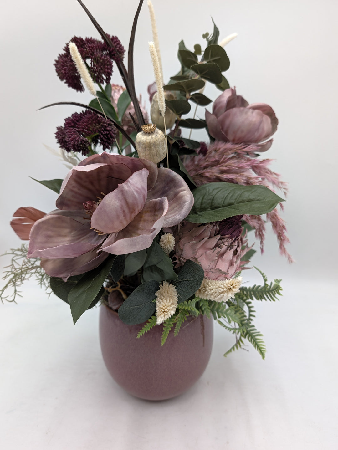 Herbstgesteck Magnolie Gräser Mohnkapseln altrosa bordeaux – Ansicht 4