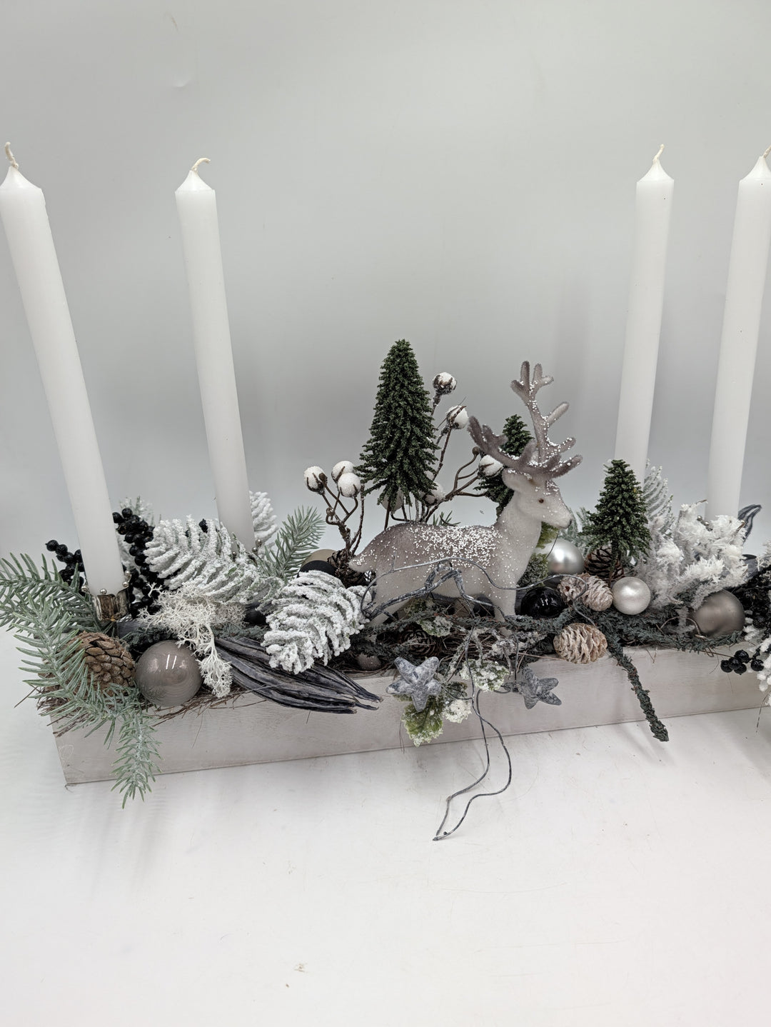 Adventsgesteck Hirsch Tannenbäume Zapfen weiß grau – Ansicht 4