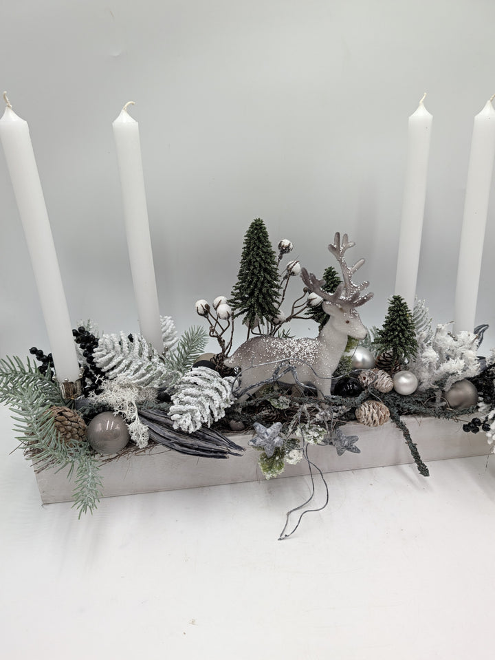 Adventsgesteck Hirsch Tannenbäume Zapfen weiß grau – Ansicht 4