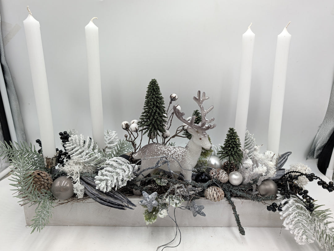Adventsgesteck Hirsch Tannenbäume Zapfen weiß grau – Ansicht 5