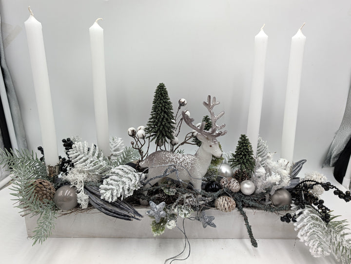 Adventsgesteck Hirsch Tannenbäume Zapfen weiß grau – Ansicht 5