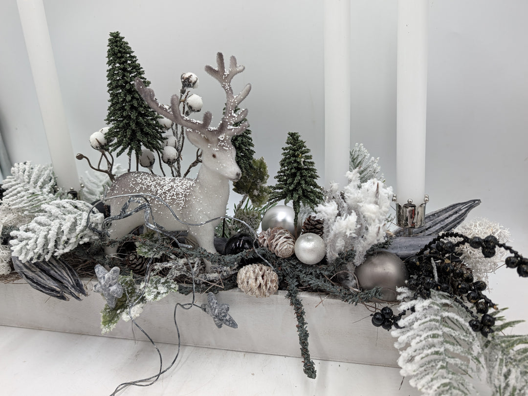 Adventsgesteck Hirsch Tannenbäume Zapfen weiß grau – Ansicht 6