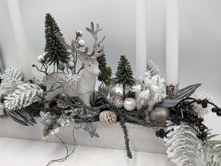 Adventsgesteck Hirsch Tannenbäume Zapfen weiß grau – Ansicht 6