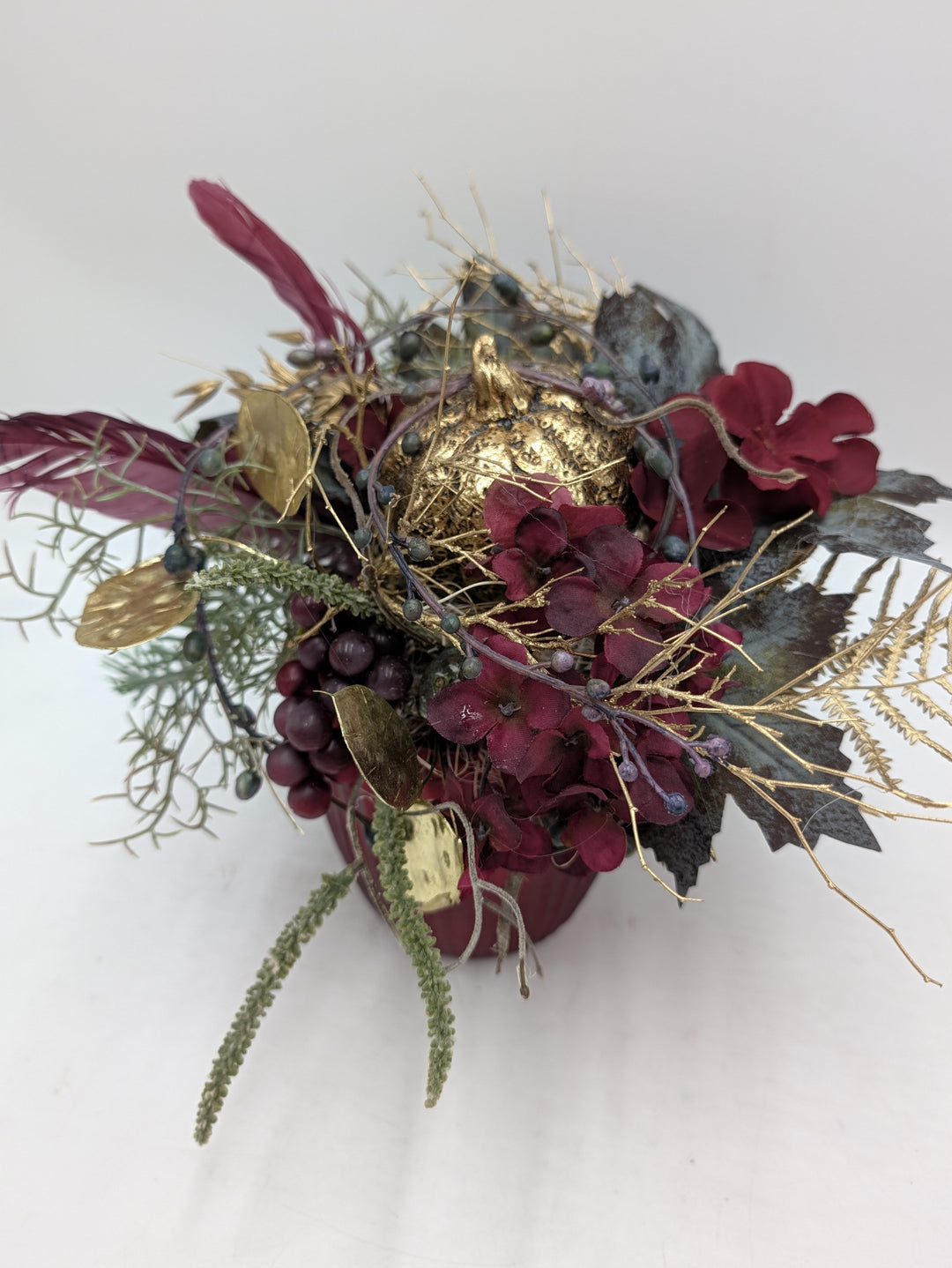 Herbstgesteck Kürbis gold Hortensien Trauben bordeaux – Ansicht 5