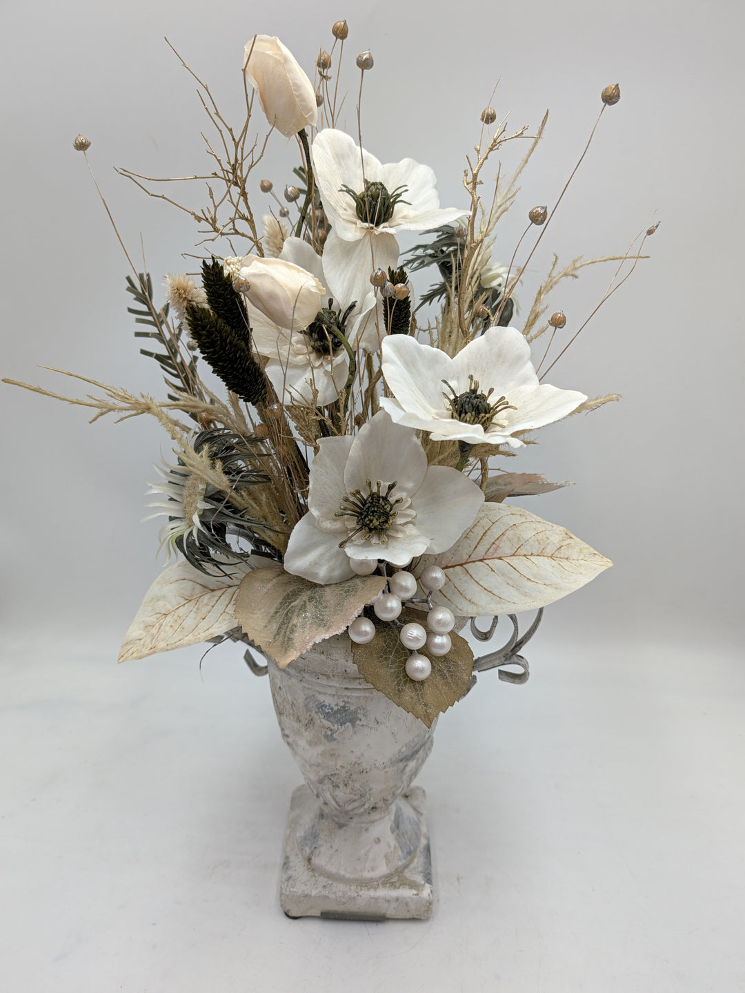 Wintergesteck Christrosen Gräser Perlen creme weiß in Amphore – Ansicht 7