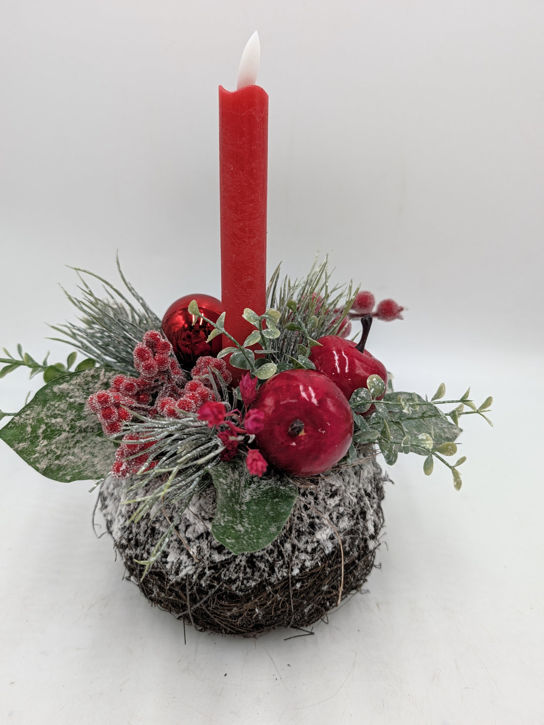 Weihnachtsgesteck Äpfel Beeren LED-Kerze rot grün – Ansicht 3