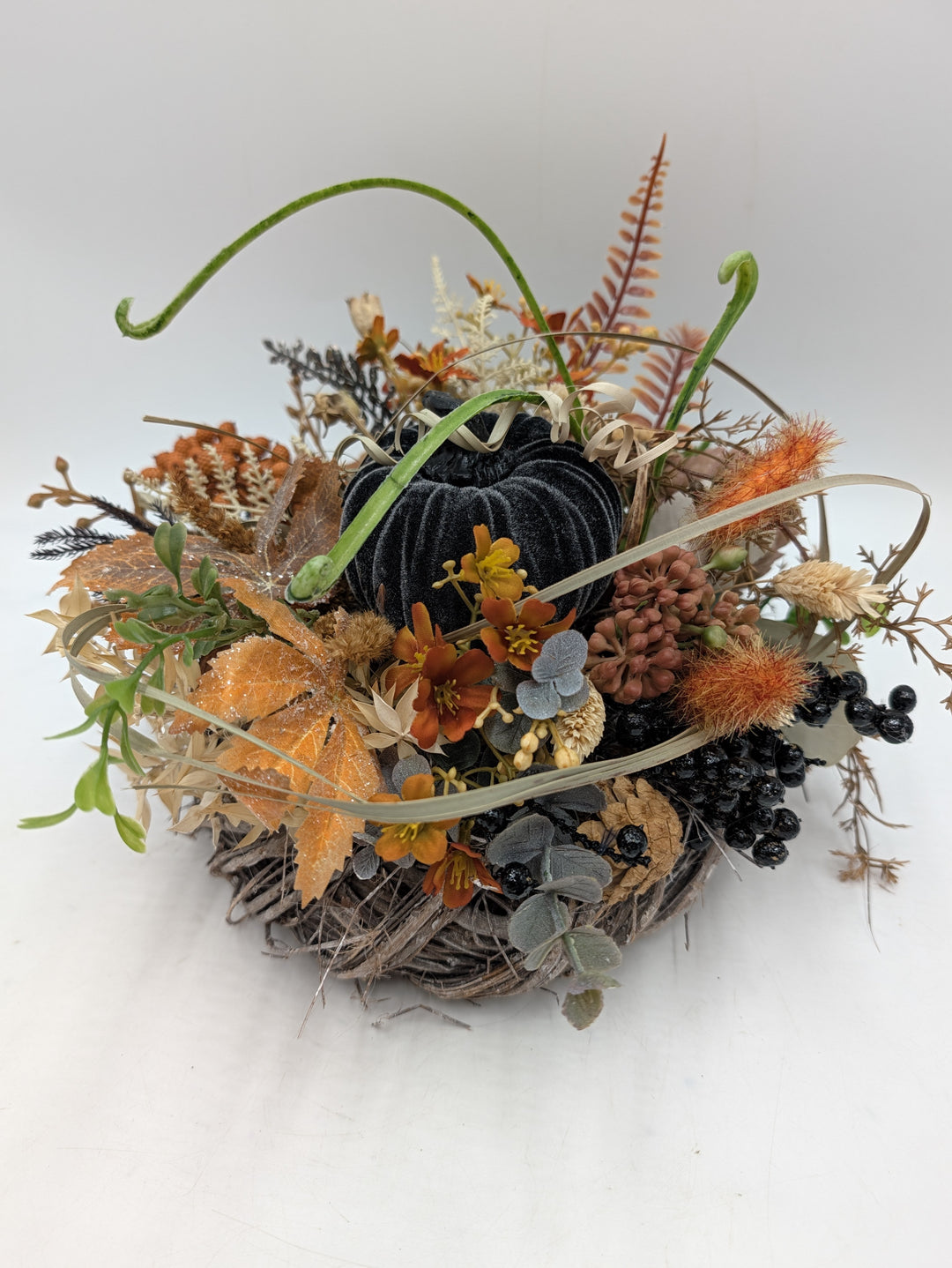 Herbstgesteck Samtkürbis Beeren Gräser schwarz orange – Ansicht 3