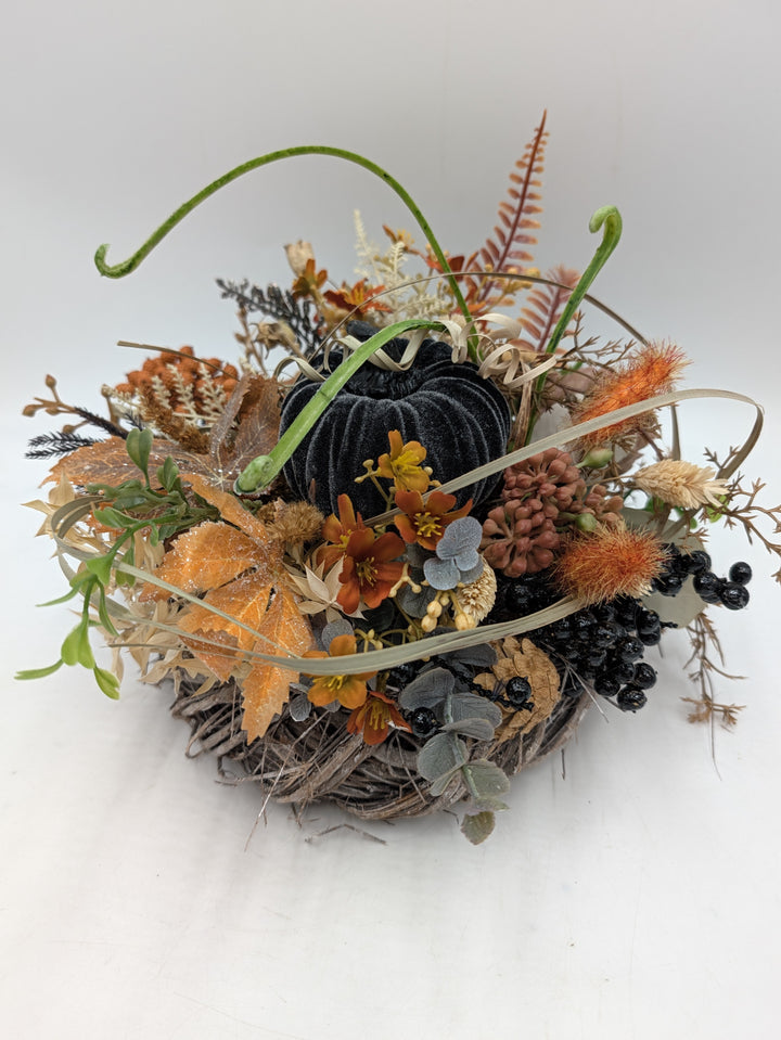 Herbstgesteck Samtkürbis Beeren Gräser schwarz orange – Ansicht 3