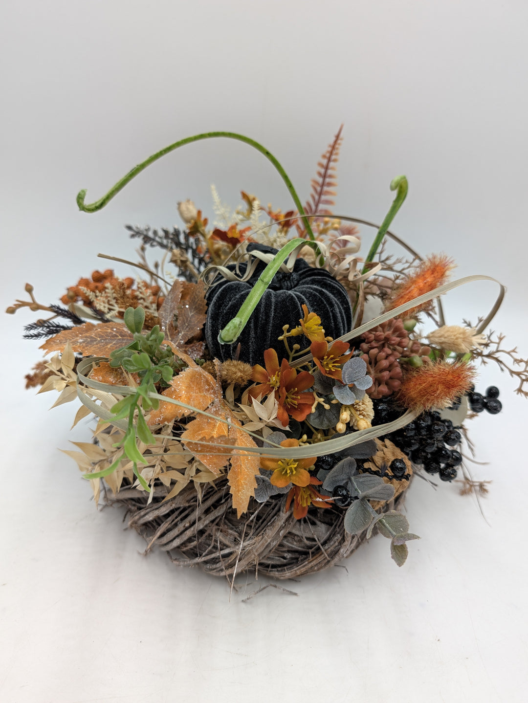 Herbstgesteck Samtkürbis Beeren Gräser schwarz orange – Ansicht 4