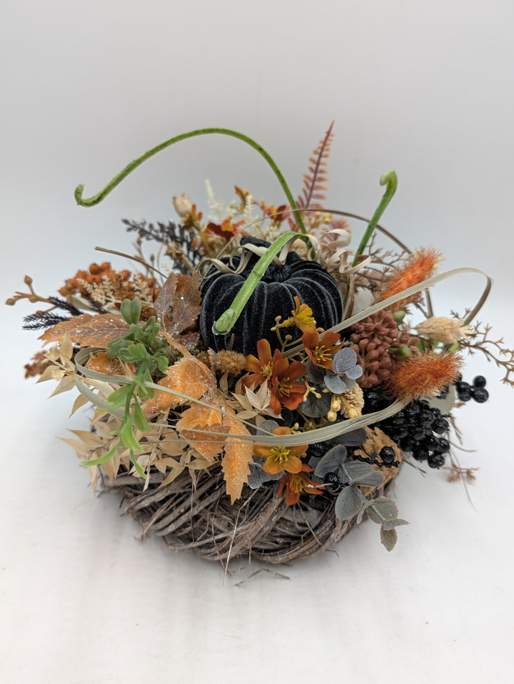Herbstgesteck Samtkürbis Beeren Gräser schwarz orange – Ansicht 4