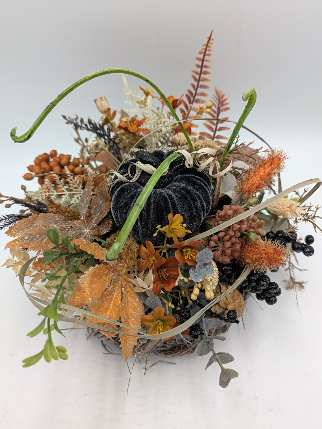 Herbstgesteck Samtkürbis Beeren Gräser schwarz orange – Ansicht 5