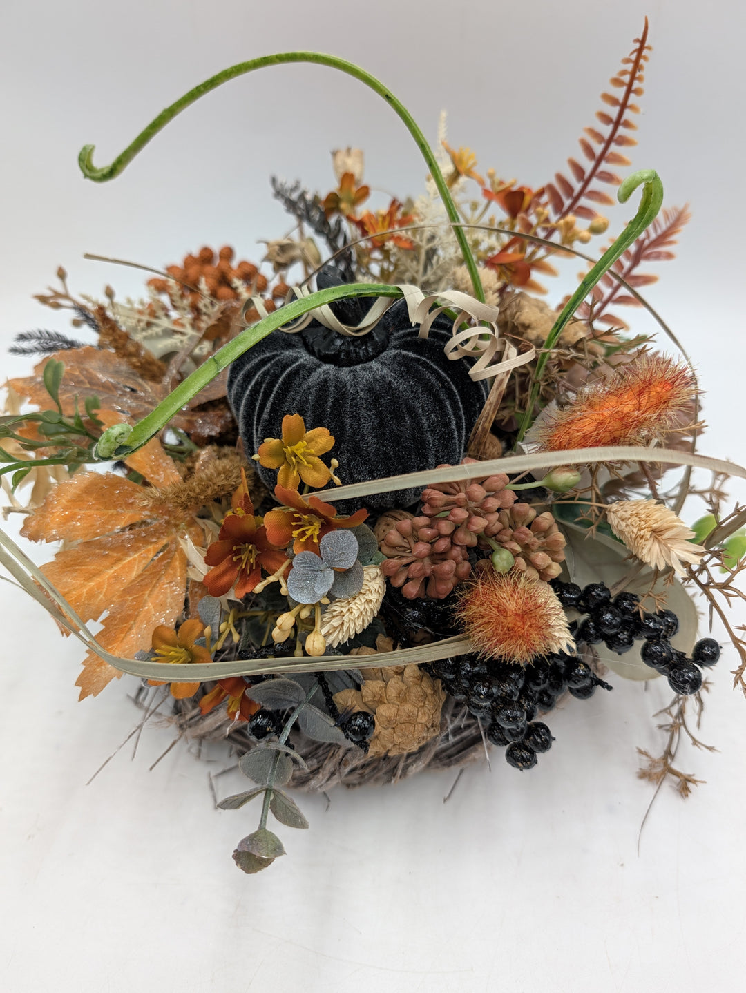 Herbstgesteck Samtkürbis Beeren Gräser schwarz orange – Ansicht 6