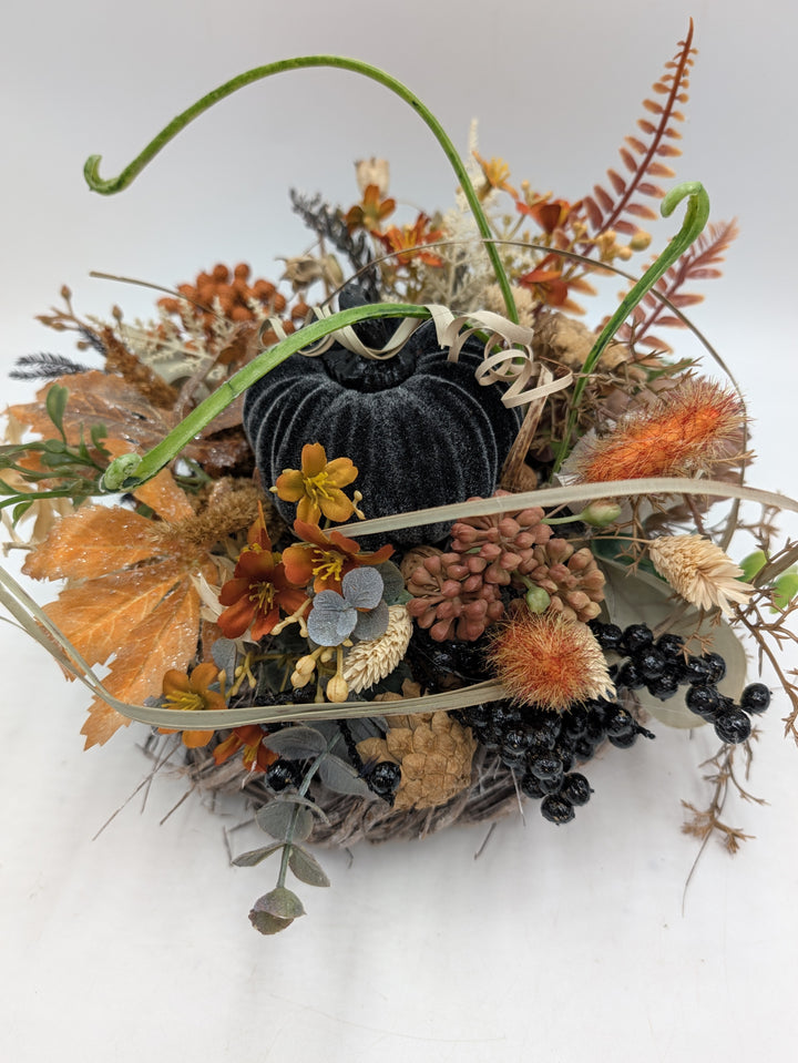 Herbstgesteck Samtkürbis Beeren Gräser schwarz orange – Ansicht 6