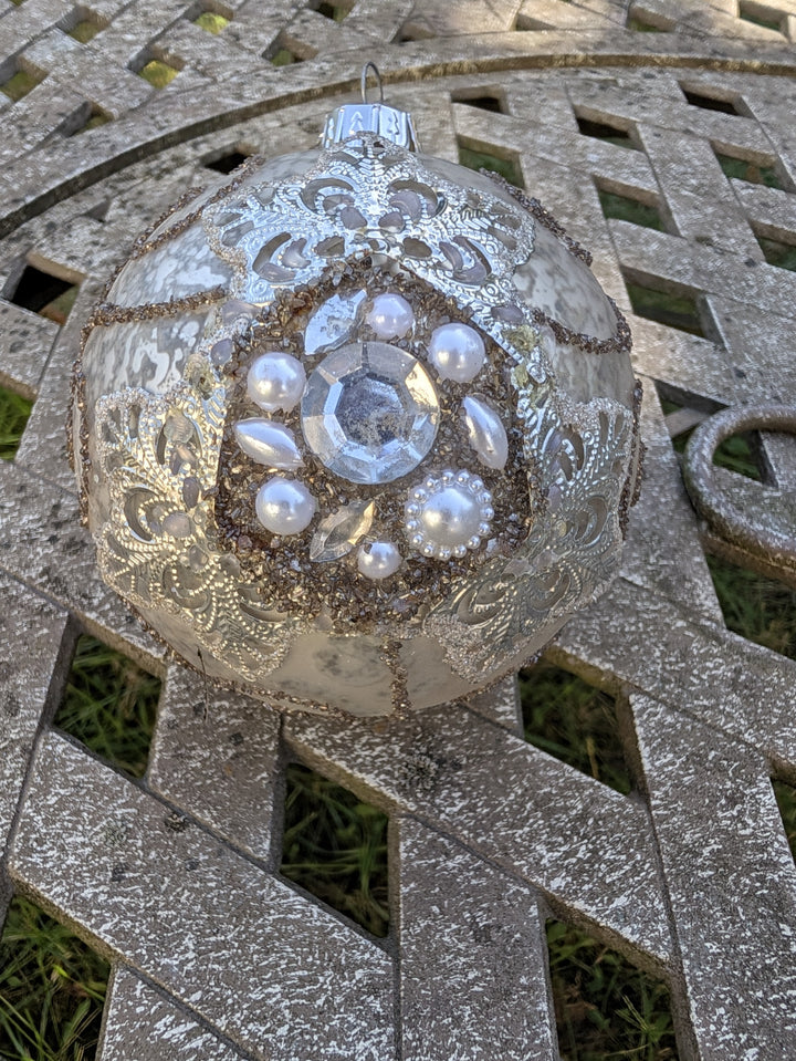 Christbaumkugel in Creme und Silber mit großem Klarstein, weißen Perlen und Metallornamenten, Ø 10 cm