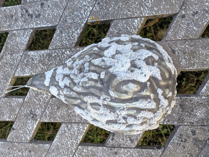 Grauer Weihnachtsanhänger mit glänzendem Relief und Perlenglitzer, Spitze mit Öse und Schlaufe