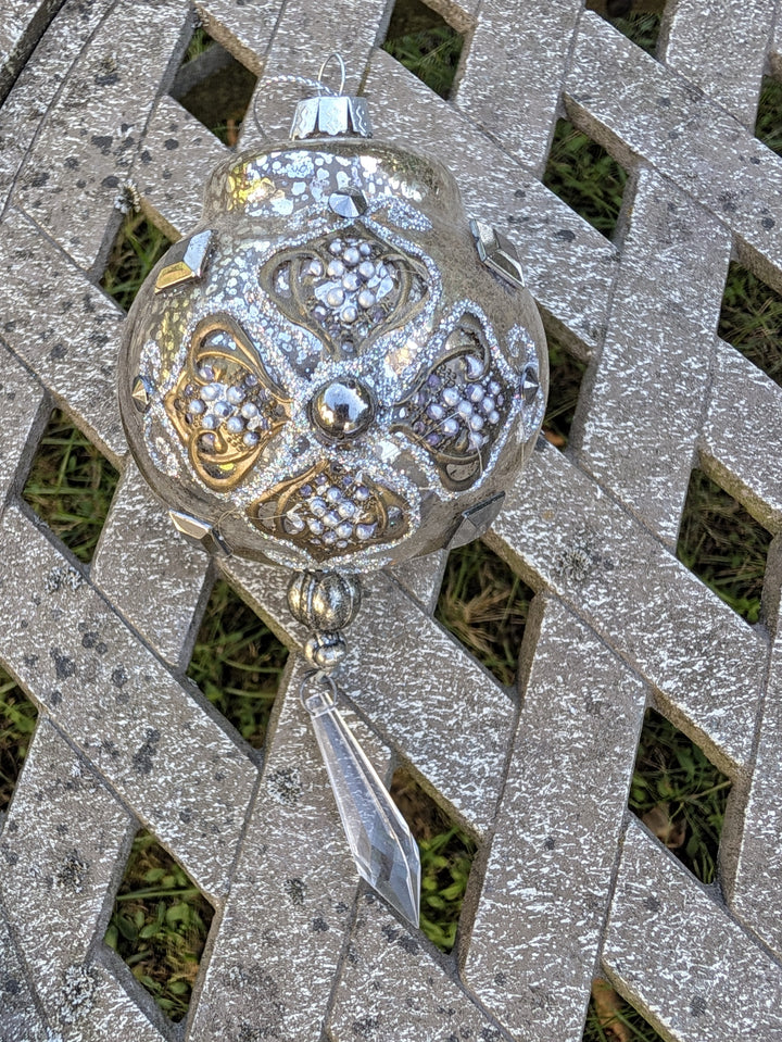 Christbaumkugel silber gold mit Perlenrelief, Glitzer und facettiertem Glastropfen, schräg von oben fotografiert