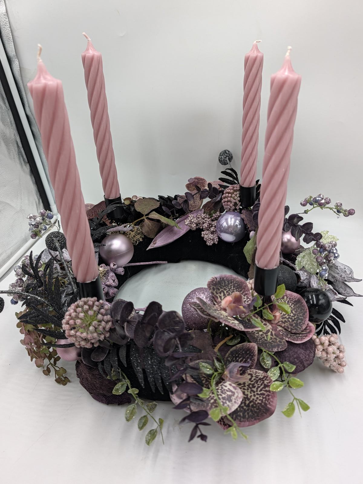 Adventskranz modern Orchideen Kugeln rosa schwarz – Ansicht 3