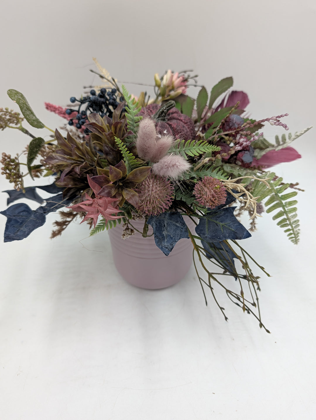 Herbstgesteck Kürbis Farn Beeren beere rosa blau – Ansicht 3