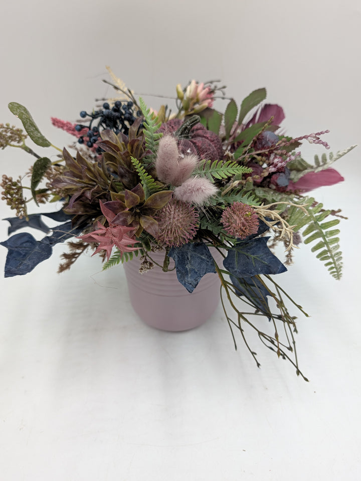 Herbstgesteck Kürbis Farn Beeren beere rosa blau – Ansicht 3
