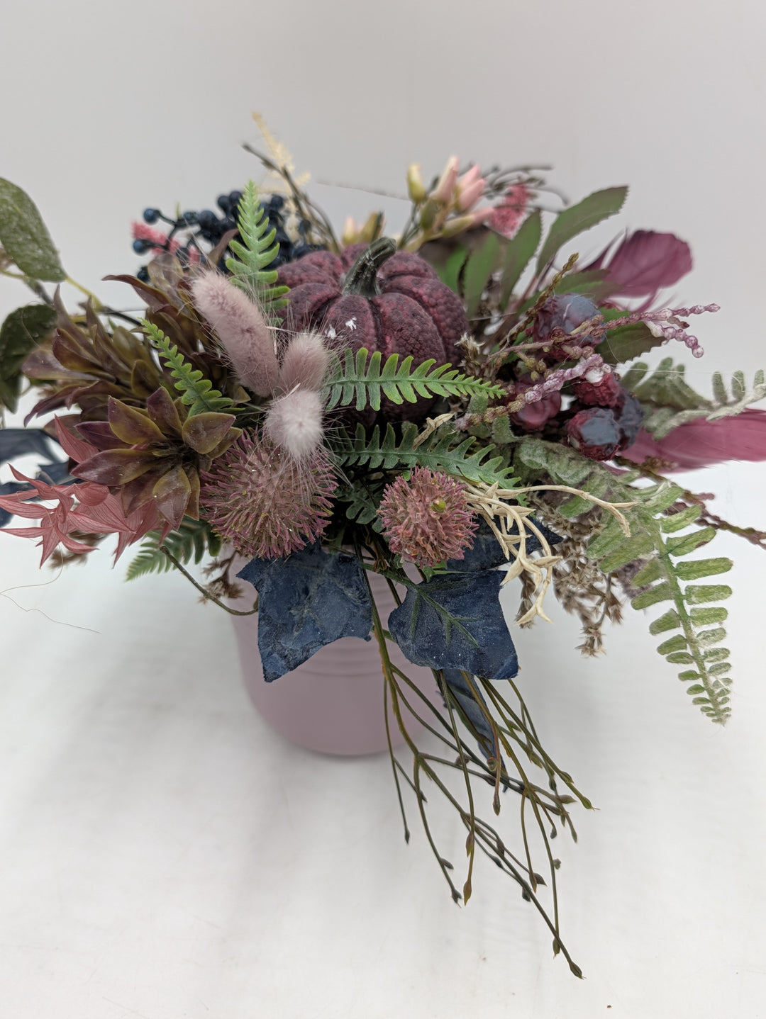 Herbstgesteck Kürbis Farn Beeren beere rosa blau – Ansicht 4