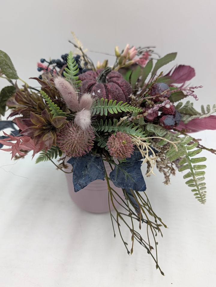 Herbstgesteck Kürbis Farn Beeren beere rosa blau – Ansicht 4