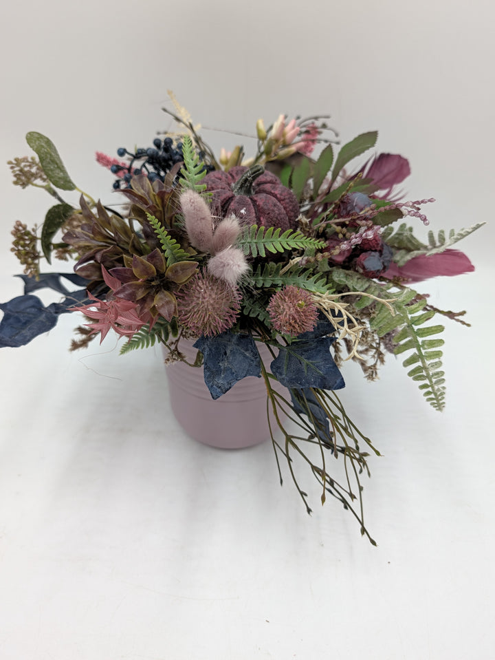 Herbstgesteck Kürbis Farn Beeren beere rosa blau – Ansicht 6