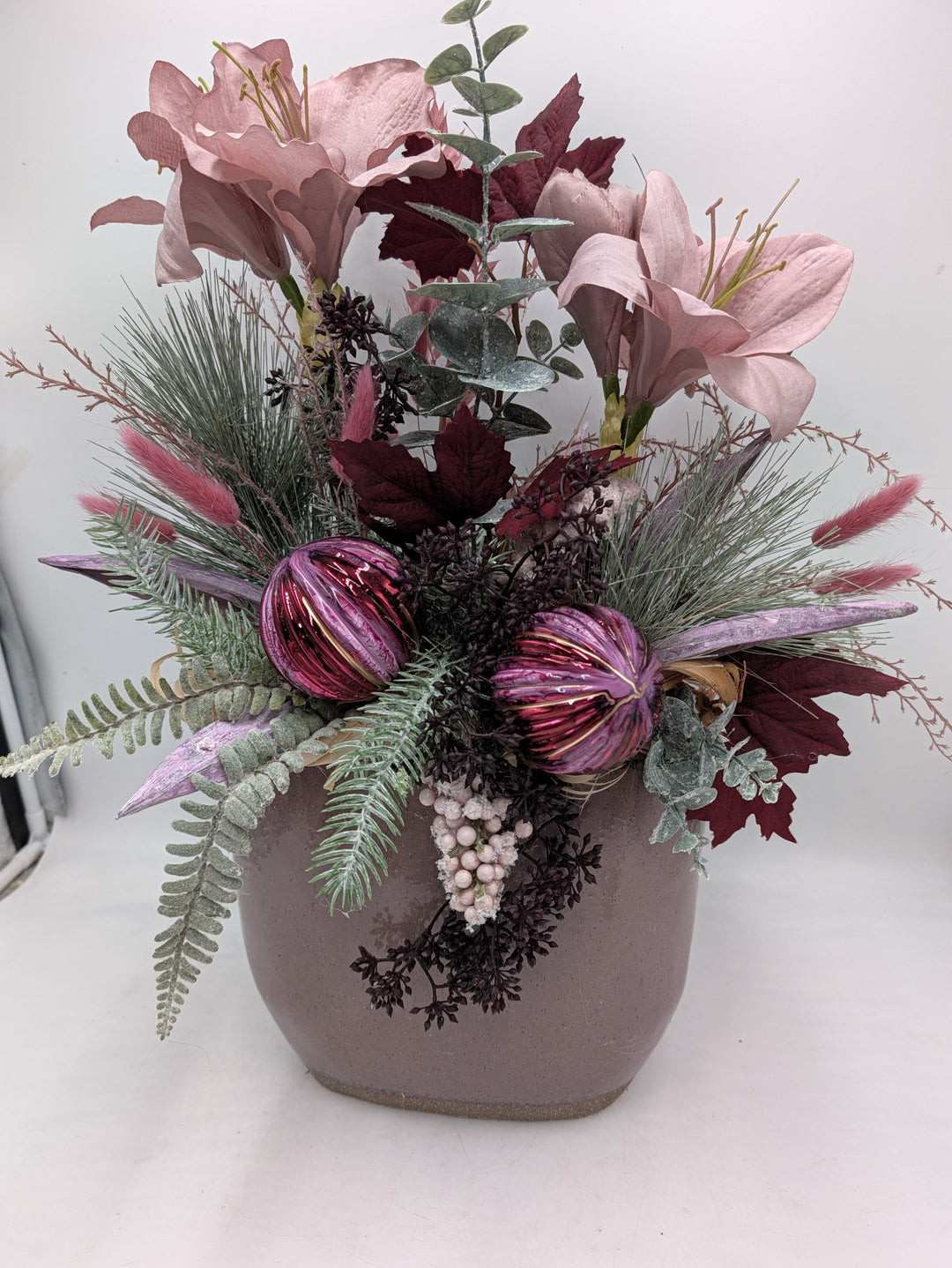 Wintergesteck Amaryllis Gräser Weihnachtskugeln rosa bordeaux – Ansicht 3