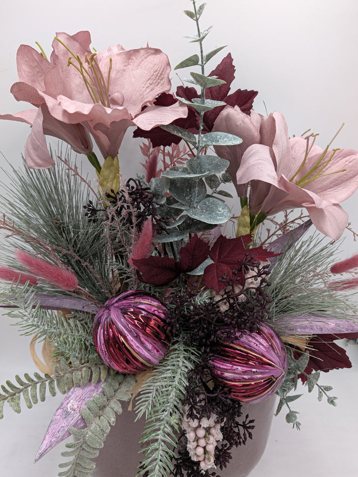 Wintergesteck Amaryllis Gräser Weihnachtskugeln rosa bordeaux – Ansicht 4