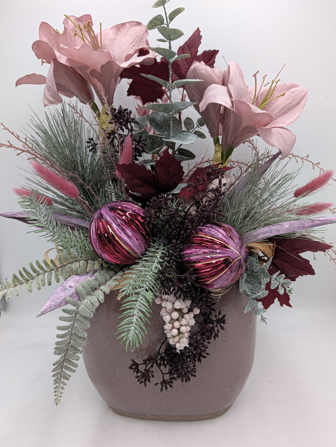Wintergesteck Amaryllis Gräser Weihnachtskugeln rosa bordeaux – Ansicht 5