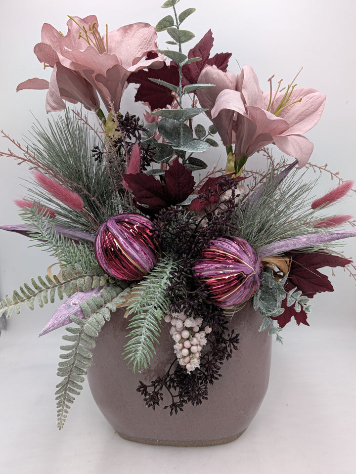 Wintergesteck Amaryllis Gräser Weihnachtskugeln rosa bordeaux – Ansicht 5