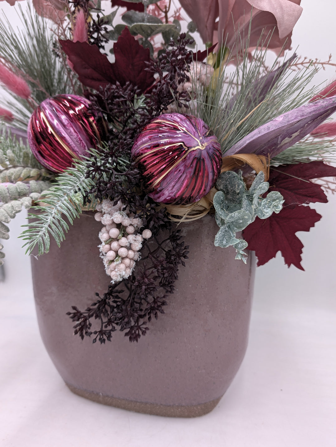 Wintergesteck Amaryllis Gräser Weihnachtskugeln rosa bordeaux – Ansicht 6