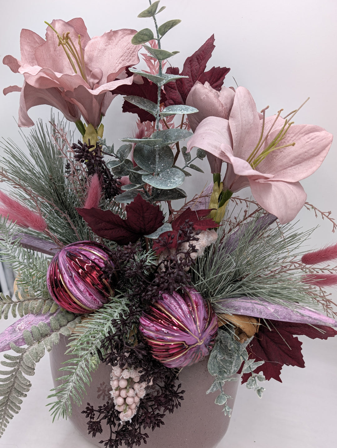 Wintergesteck Amaryllis Gräser Weihnachtskugeln rosa bordeaux – Ansicht 7