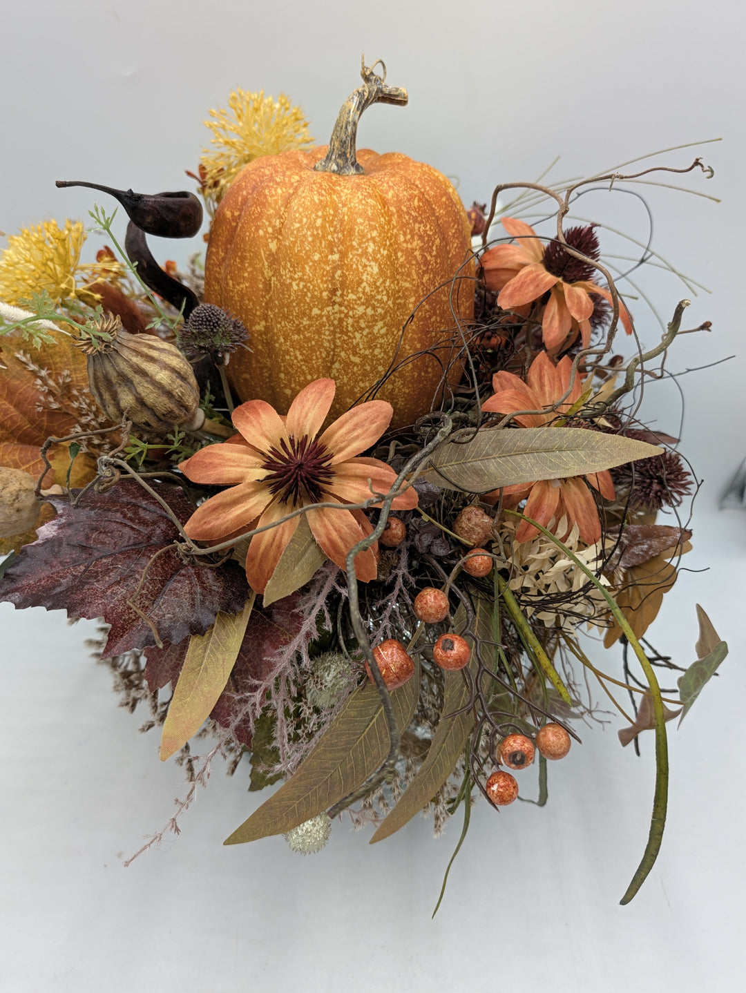 Herbstgesteck Kürbis Blüten Beeren orange silber – Ansicht 3