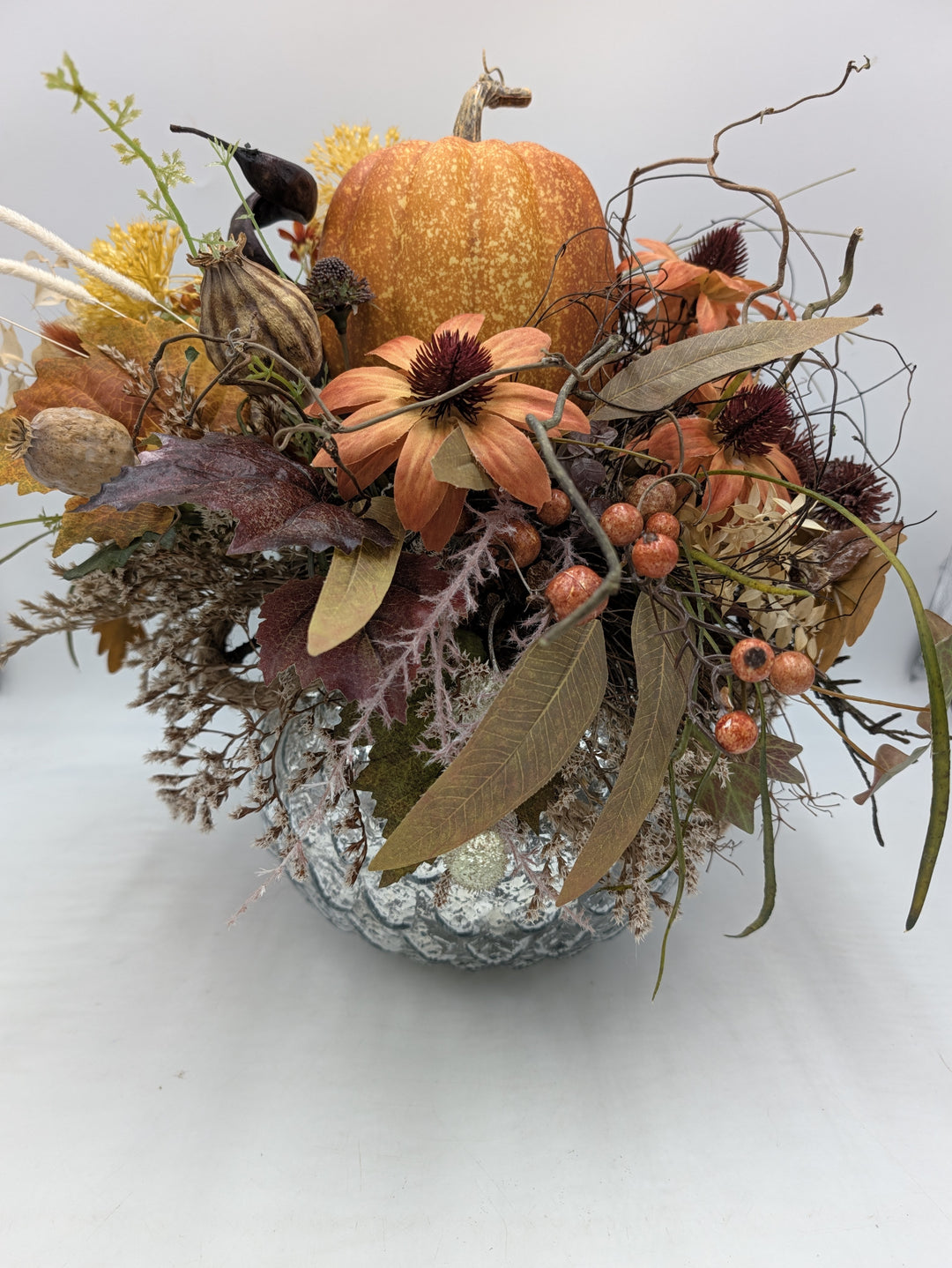Herbstgesteck Kürbis Blüten Beeren orange silber – Ansicht 4