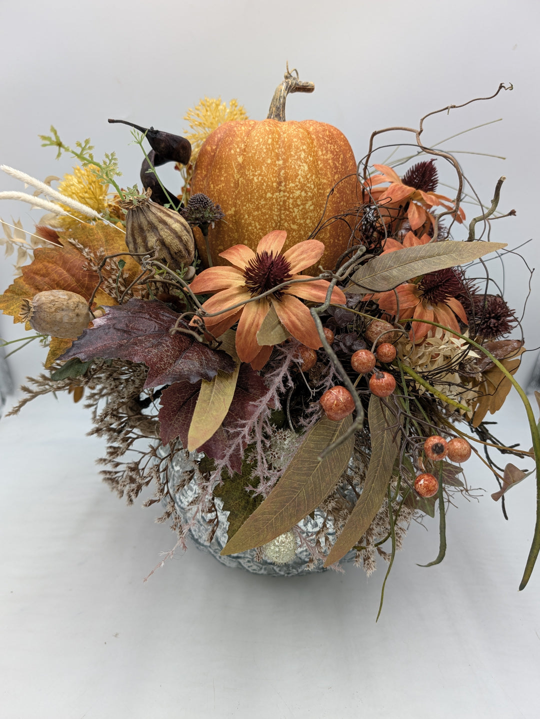Herbstgesteck Kürbis Blüten Beeren orange silber – Ansicht 5
