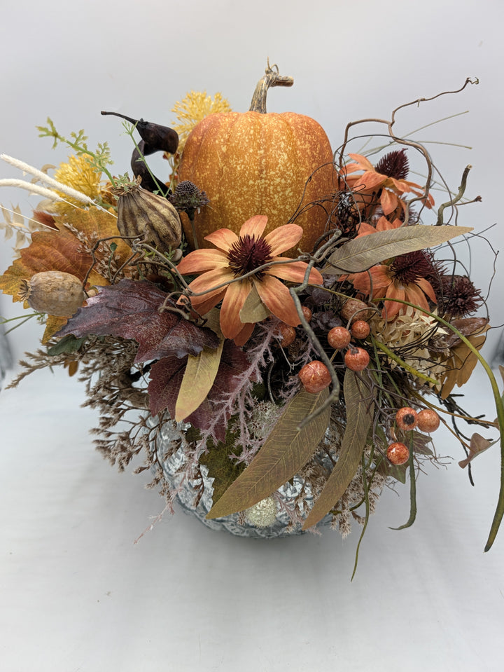 Herbstgesteck Kürbis Blüten Beeren orange silber – Ansicht 5