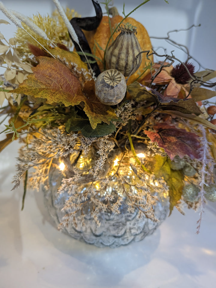 Herbstgesteck Kürbis Blüten Beeren orange silber – Ansicht 7