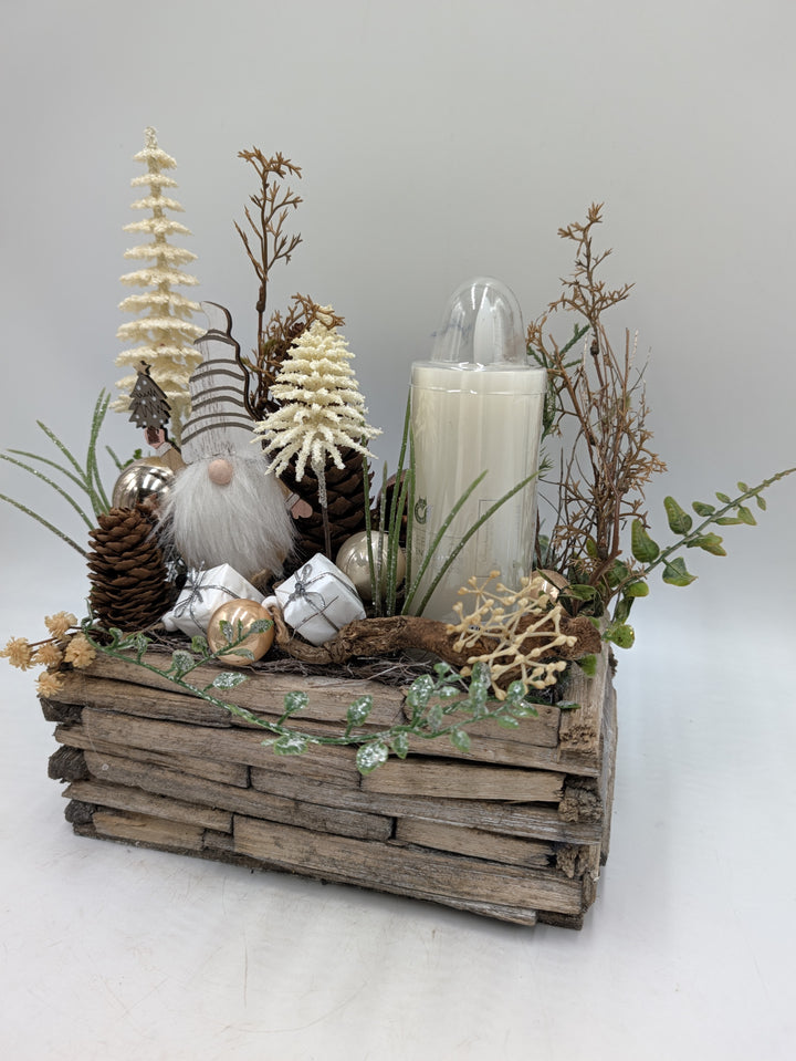 Weihnachtsgesteck Wichtel Bäume Zapfen creme natur – Ansicht 3
