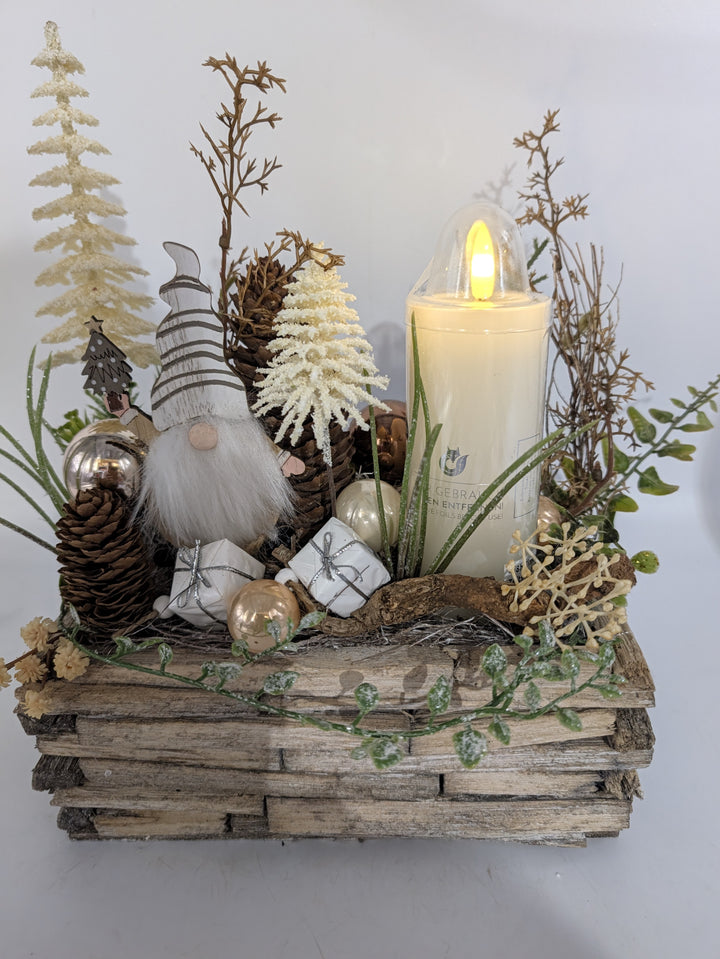 Weihnachtsgesteck Wichtel Bäume Zapfen creme natur – Ansicht 4