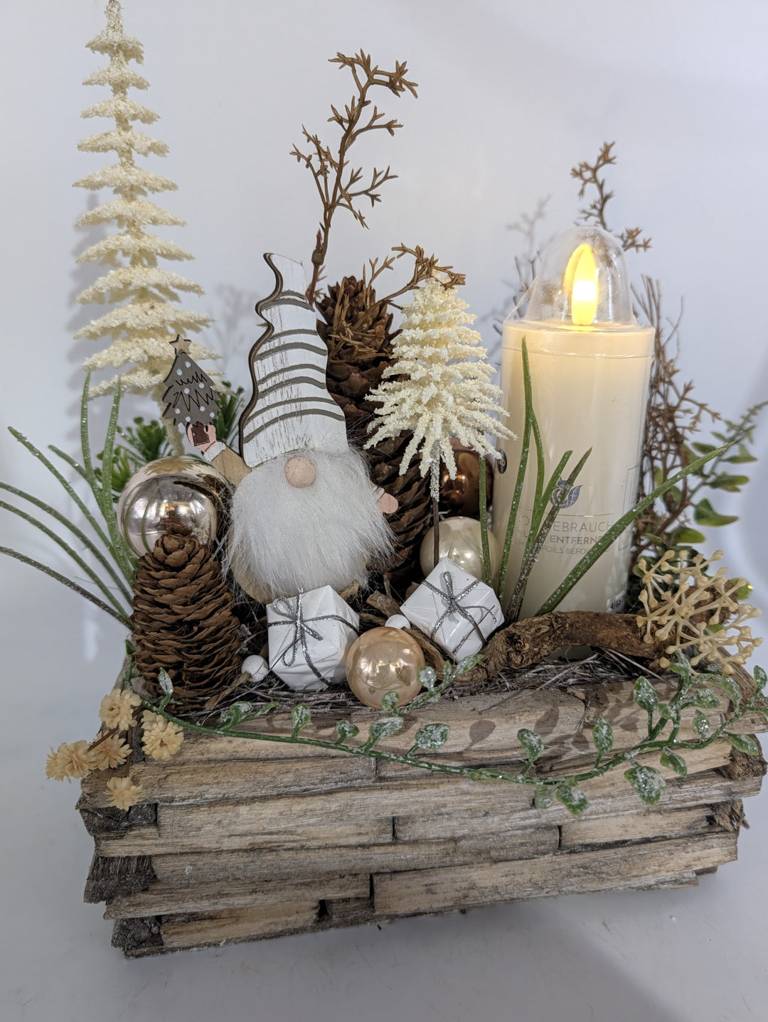 Weihnachtsgesteck Wichtel Bäume Zapfen creme natur – Ansicht 5