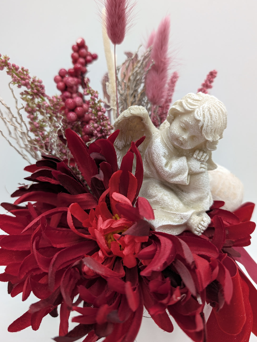 Grabgesteck Engel Chrysanthemen Schleife rot rosa – Ansicht 3